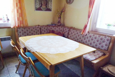 Chalupa k pronajmutí v Rampuších v Orlických horách - jídelní stůl